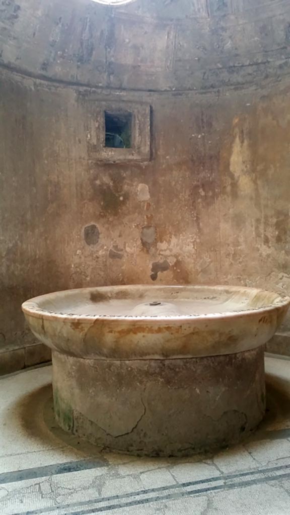 VII.5.24 Pompeii. August 2021. Large marble basin or labrum (41) in apse of caldarium (39).
Foto Annette Haug, ERC Grant 681269 DCOR.
