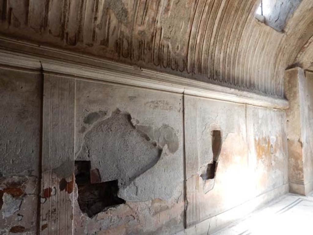 VII.5.24 Pompeii. August 2021. Caldarium (3), detail from east wall.
Foto Annette Haug, ERC Grant 681269 DCOR.
