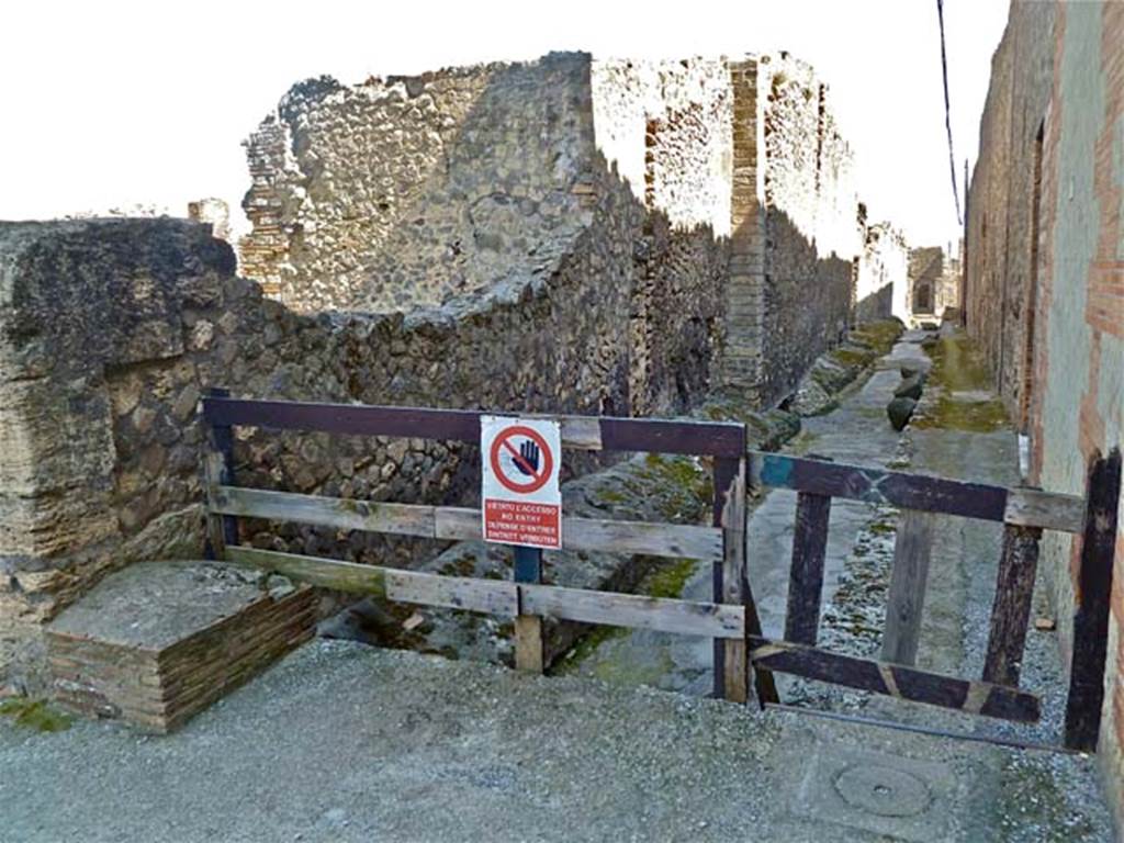 VII.6.1/2 Pompeii. May 2011.  Looking south along Vicolo del Farmacista, and on the left, the exterior west wall of bar at VII.6.1/2. Photo courtesy of Michael Binns.
