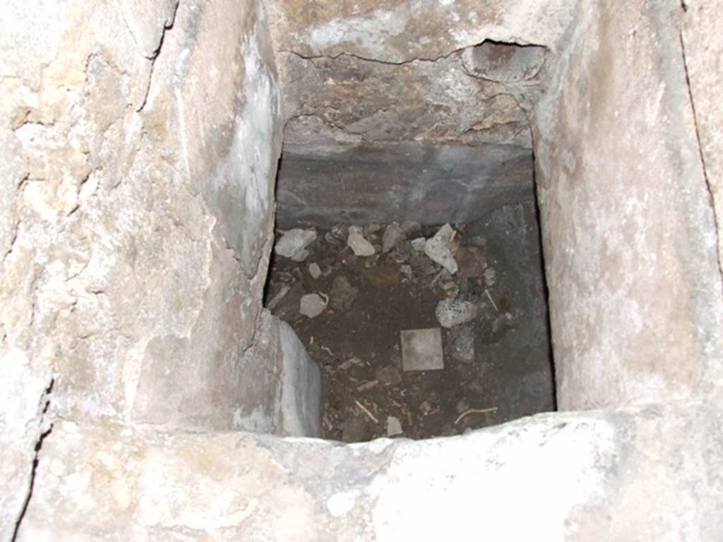 VII.6.3 Pompeii. December 2007. Inside the rectangular cistern in corridor (i). According to Spano this was closed by a wooden lid that slid in the grooves still visible in the wall.  Rectangular holes in the wall above held a wooden beam from which a pulley was suspended. See Notizie degli Scavi di Antichit, 1910, p. 444.