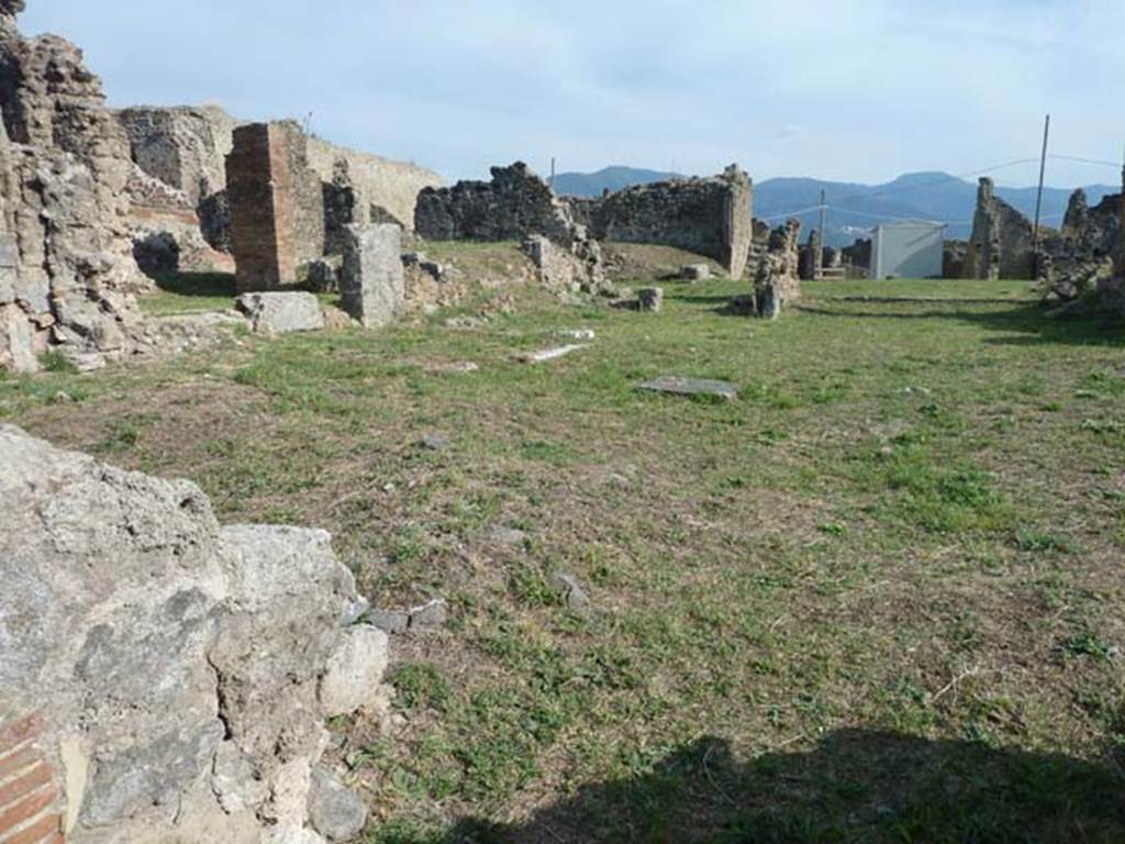 VII.6.7 Pompeii. September 2015. Looking south-east across site of atrium and remains of tablinum, in the upper right.