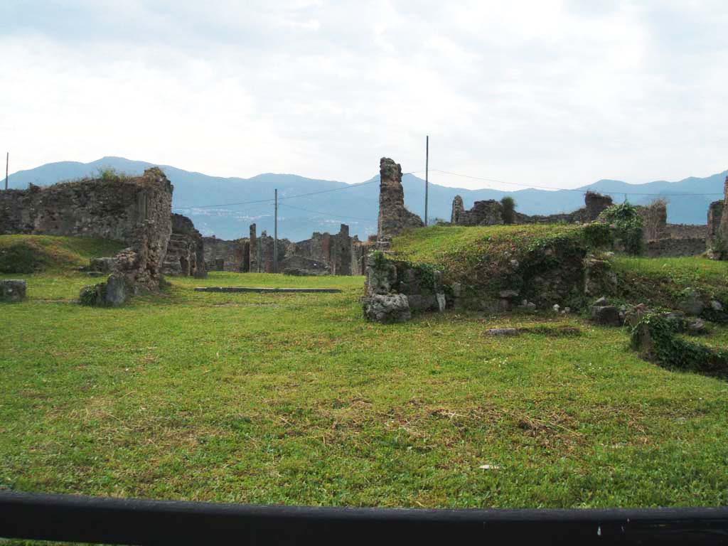 VII.6.7 Pompeii. May 2005. Looking south from site of shop at VII.6.6, into atrium of VII.6.7.