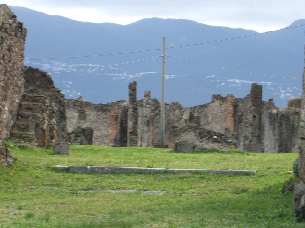 VII.6.7 Pompeii. December 2004. Looking south across site of tablinum and peristyle, and towards remains of VII.6.28.
