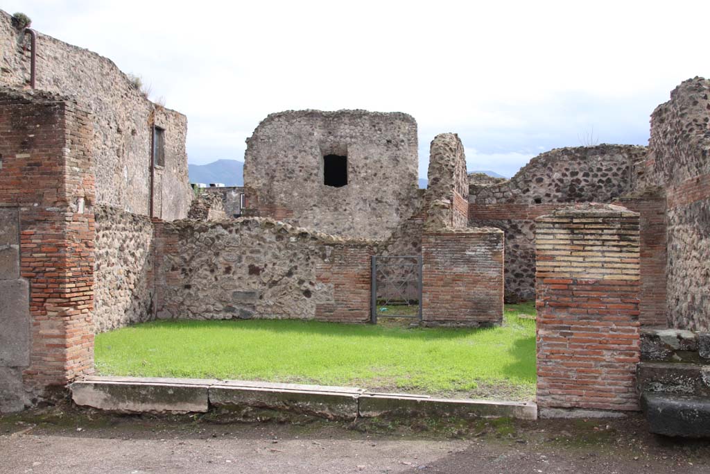 VII.6.14 on left, and steps at VII.6.13, on right. October 2020. Looking south. Photo courtesy of Klaus Heese.