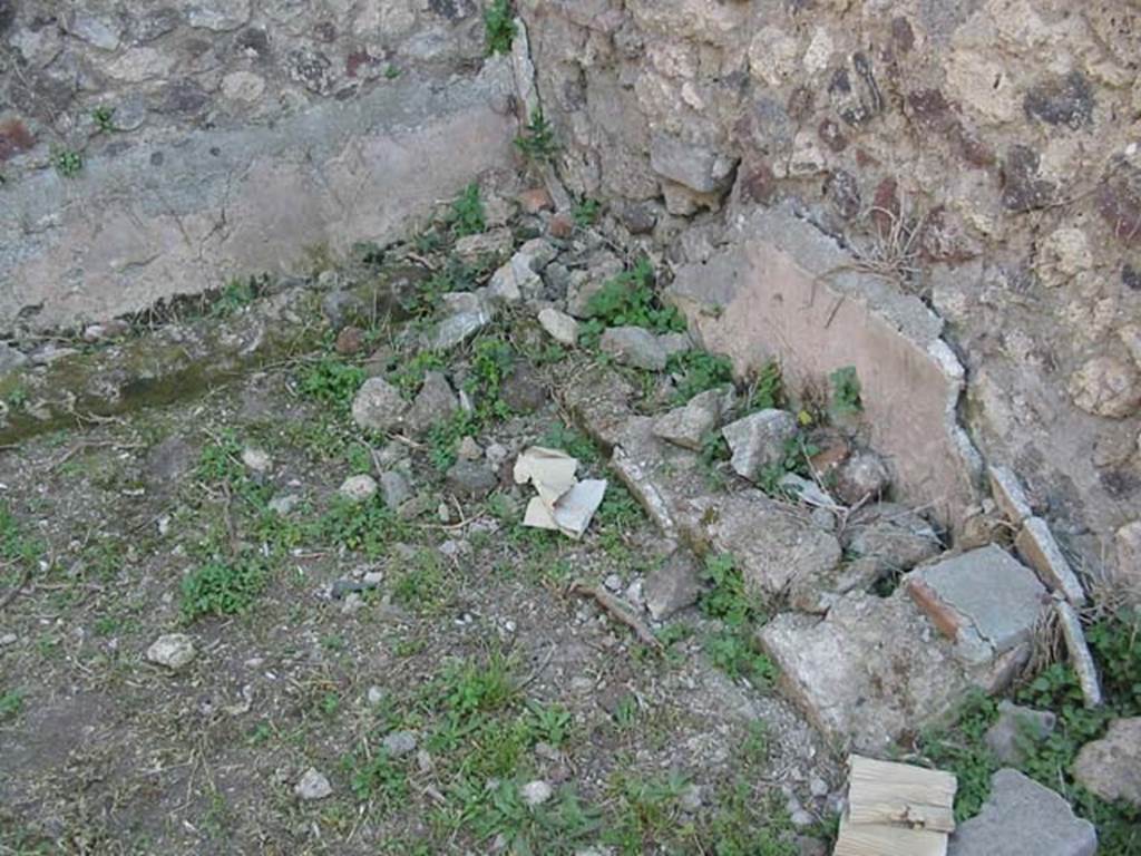 VII.6.15 Pompeii. May 2003. Base of south-west corner at rear of bar-room. Photo courtesy of Nicolas Monteix.