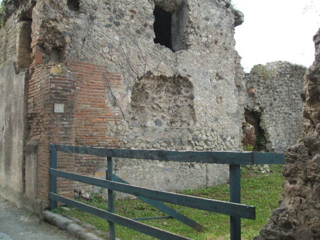 VII.6.16 Pompeii. May 2005. Entrance, looking south-west.