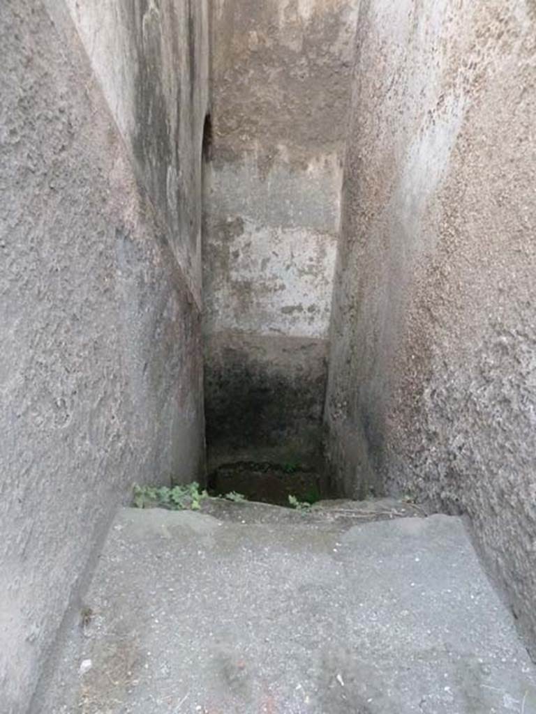 VII.6.17 Pompeii. September 2015. Stairs down.