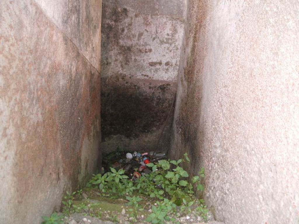 VII.6.17 Pompeii. May 2005. Stairs down.