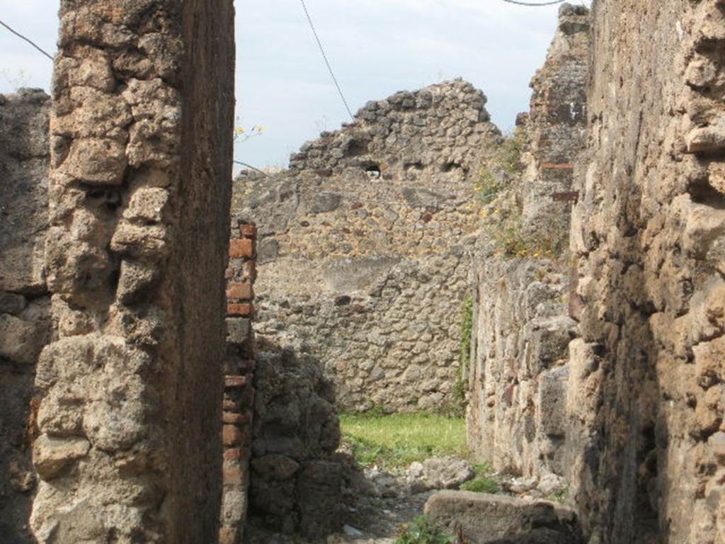 VII.6.19 Pompeii. May 2005. Corridor at rear, leading to VII.6.28.