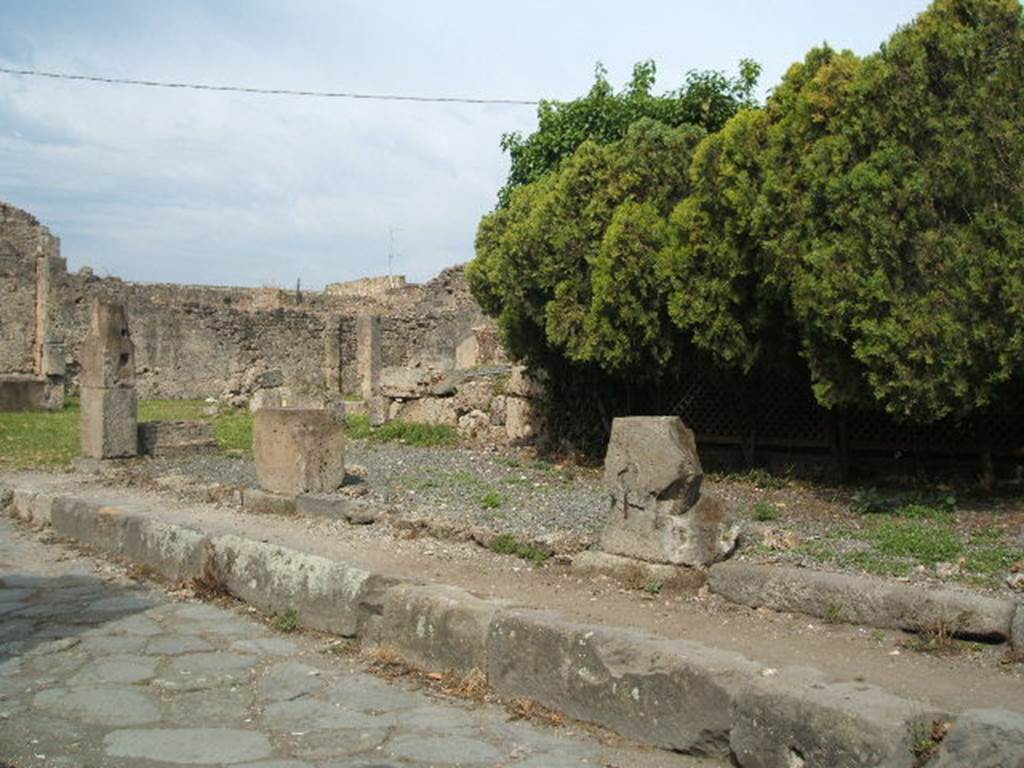 VII.6.25 Pompeii. May 2005. Looking north-west towards entrance, between the centre pilasters.
