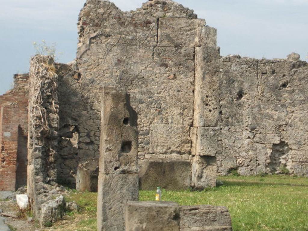 May 2005. VII.6.27Pompeii. Looking west towards entrance.
According to Eschebach, a graffito was found here 
C(asellium) Marcellum aed(ilem) v(irum) b(onum) d(ignum) r(ei) [p(ublicae)] o(ro) [v(os) f(aciatis]    [CIL IV 541]
See Eschebach, L., 1993. Gebudeverzeichnis und Stadtplan der antiken Stadt Pompeji. Kln: Bhlau. (p.296)
