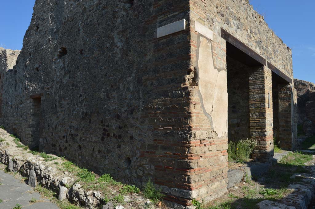 Vicolo del Farmacista, east wall, Pompeii. October 2017. 
Looking towards doorway at VII.6.36, on left, with VII.6.35/34 on corner junction with Vicolo dei Soprastanti, on right.
Foto Taylor Lauritsen, ERC Grant 681269 DCOR.

