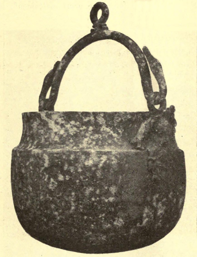 VII.6.38 Pompeii. Nell'ambiente 34, cioè in fondo al corridoio 30: elegantissimo ahenum in lamina di bronzo.
See Notizie degli Scavi di Antichità, 1910, p. 453, fig. 4.
