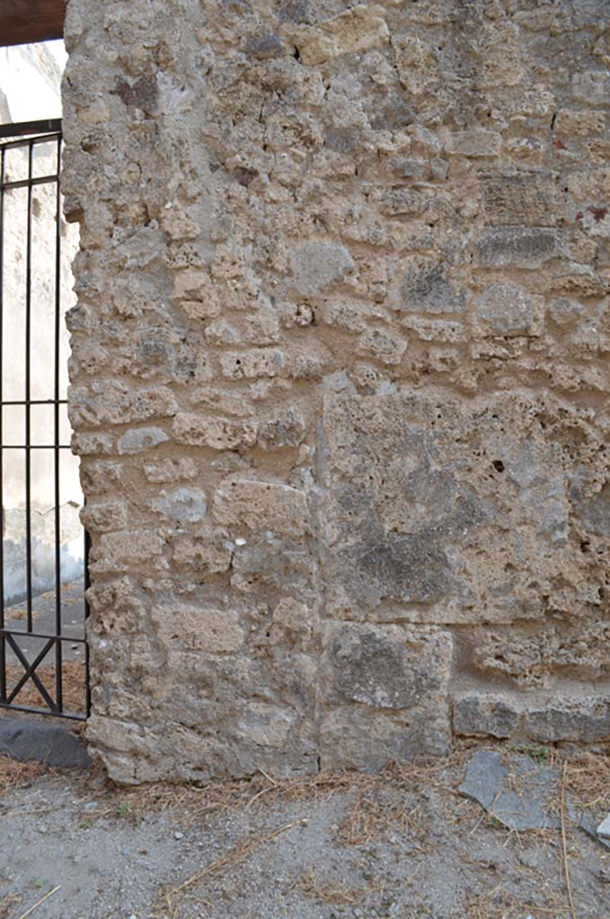 VII 6 38 Pompeii. September 2019. Detail of front facade on south side of entrance doorway.
Foto Annette Haug, ERC Grant 681269 DÉCOR.
