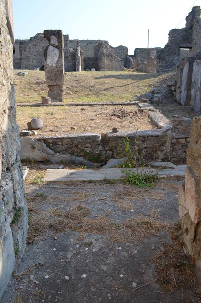 VII 6 38 Pompeii. September 2019.
Looking east across flooring towards portico from fauces or entrance corridor.
Foto Annette Haug, ERC Grant 681269 DÉCOR.