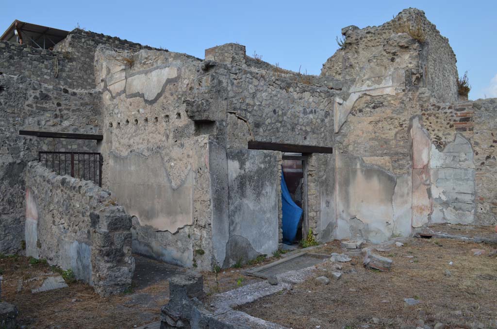 VII 6 38 Pompeii. September 2019.
Looking north-west across portico towards doorway to room 29 on north side of entrance corridor/fauces.
On the left is room 28.
Foto Annette Haug, ERC Grant 681269 DÉCOR.