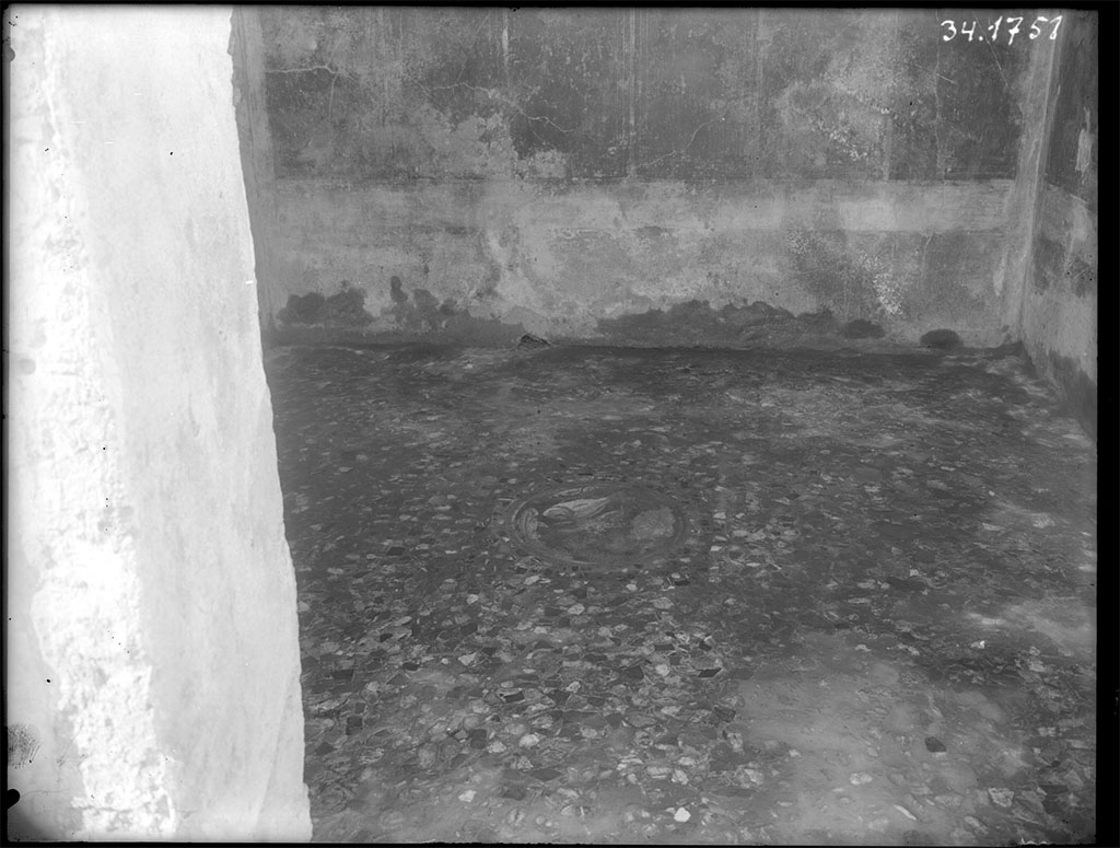 VII.6.38 Pompeii. 1934. Room 29, looking west across beaten floor with flakes and pebbles with fish emblema in centre. Oecus on north side of entrance.
DAIR 34.1751. Photo © Deutsches Archäologisches Institut, Abteilung Rom, Arkiv.