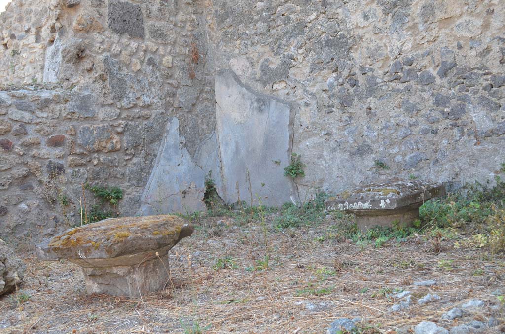 VII 6 38 Pompeii. September 2019. Room 27, detail of east wall, south-east corner and south wall.
Foto Annette Haug, ERC Grant 681269 DÉCOR.