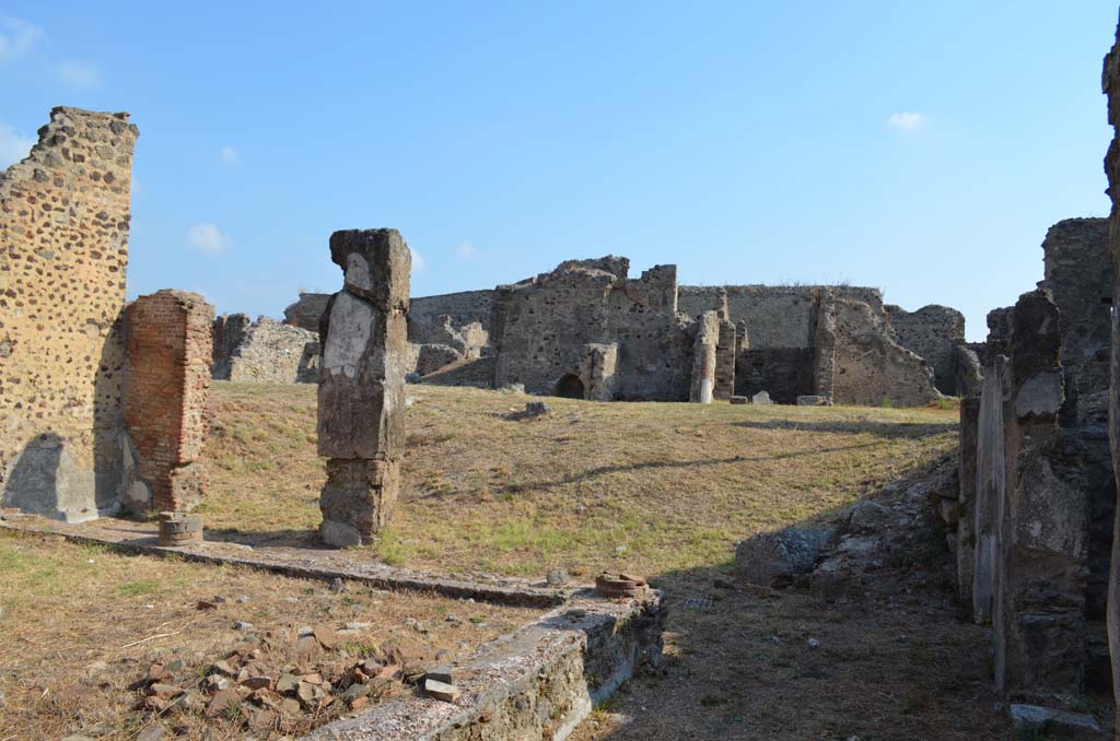 VII.6.38 Pompeii. September 2019.
Looking north-east from south of portico towards site of exedra/oecus or tablinum, across centre. Room 27 is on right.
Foto Annette Haug, ERC Grant 681269 DÉCOR.