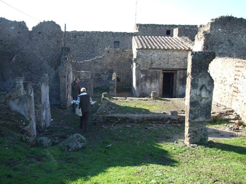 VII.6.38 Pompeii. December 2007. Looking west across portico to entrance, from area of oecus or tablinum. Another oecus is to the north and a triclinium to south of entrance. The portico would have been supported by the four columns, of which only a small lower area of each survives. According to Jashemski, these were plastered and painted red and at the time of excavation did not have capitals. They were connected by a low masonry wall. See Jashemski, W. F., 1993. The Gardens of Pompeii, Volume II: Appendices. New York: Caratzas. (p.185)