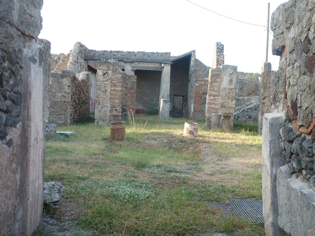 VII.7.10 Pompeii. September 2015. Looking north from entrance doorway.