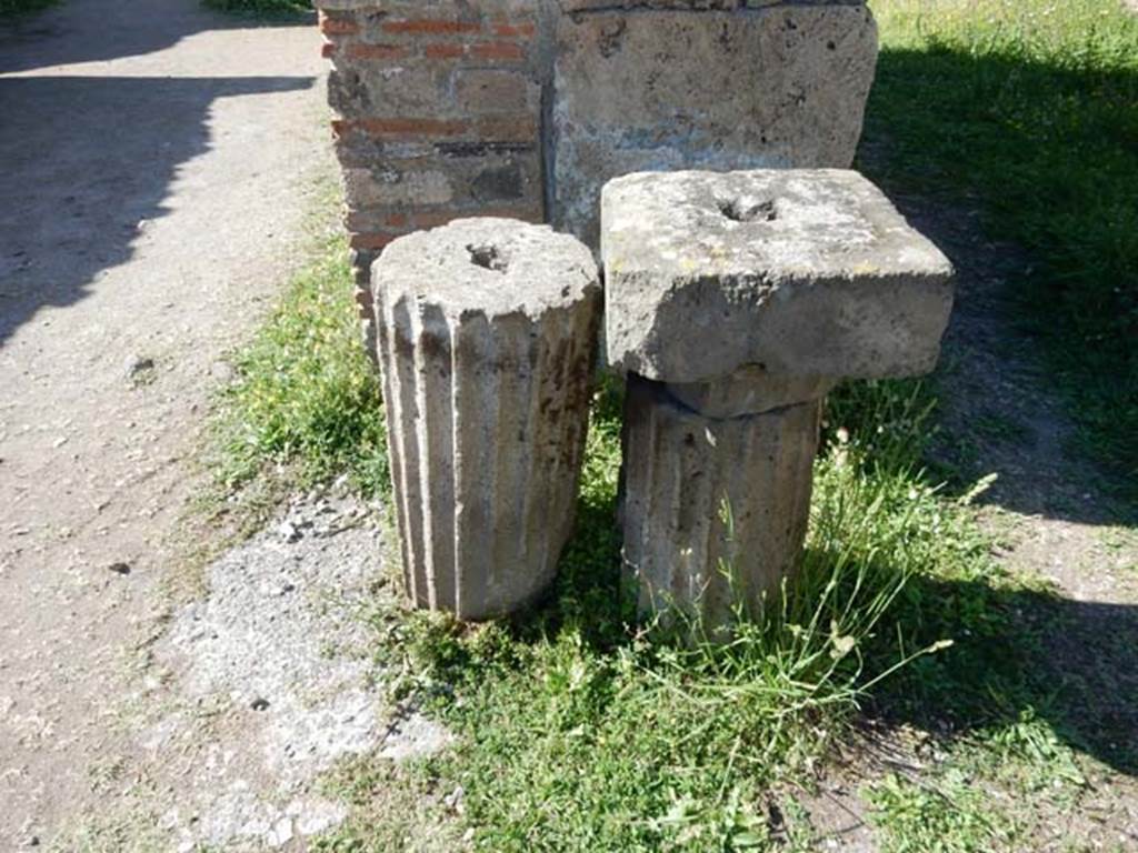 VII.7.10 Pompeii. May 2018. 
Atrium, north-east corner, remains of columns and a square capital which may have been decoration from the upper floor. 
Photo courtesy of Buzz Ferebee. 
