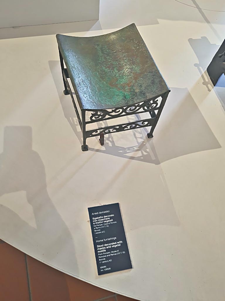 VII.7.10 Pompeii. October 2023. Bronze stool decorated with masks and vegetal motifs, found in house.
Now in Naples Archaeological Museum. Inventory number 109506. Photo courtesy of Giuseppe Ciaramella.
On display in “L’altra MANN” exhibition, October 2023, at Naples Archaeological Museum.