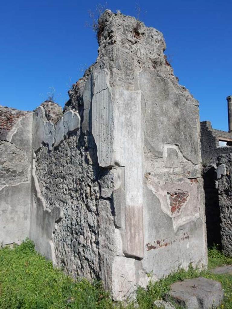 VII.7.10 Pompeii. May 2018. South wall of ala (g) on east side of atrium, with stone block for holding strong-box, lower right.
Photo courtesy of Buzz Ferebee.