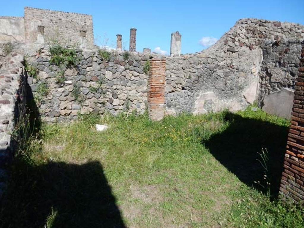 VII.7.10 Pompeii. May 2018. Looking east from south portico through open doorway to room (o).
In the south wall would have been a doorway to room (n), the oecus, on the right of the photo.
Photo courtesy of Buzz Ferebee.