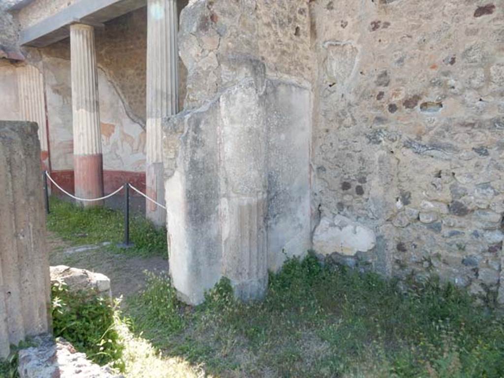 VII.7.10 Pompeii. May 2018.copied. Room (r ), looking towards doorway to peristyle and north-west corner.
Embedded in the west wall is a fluted tufa column. Photo courtesy of Buzz Ferebee.