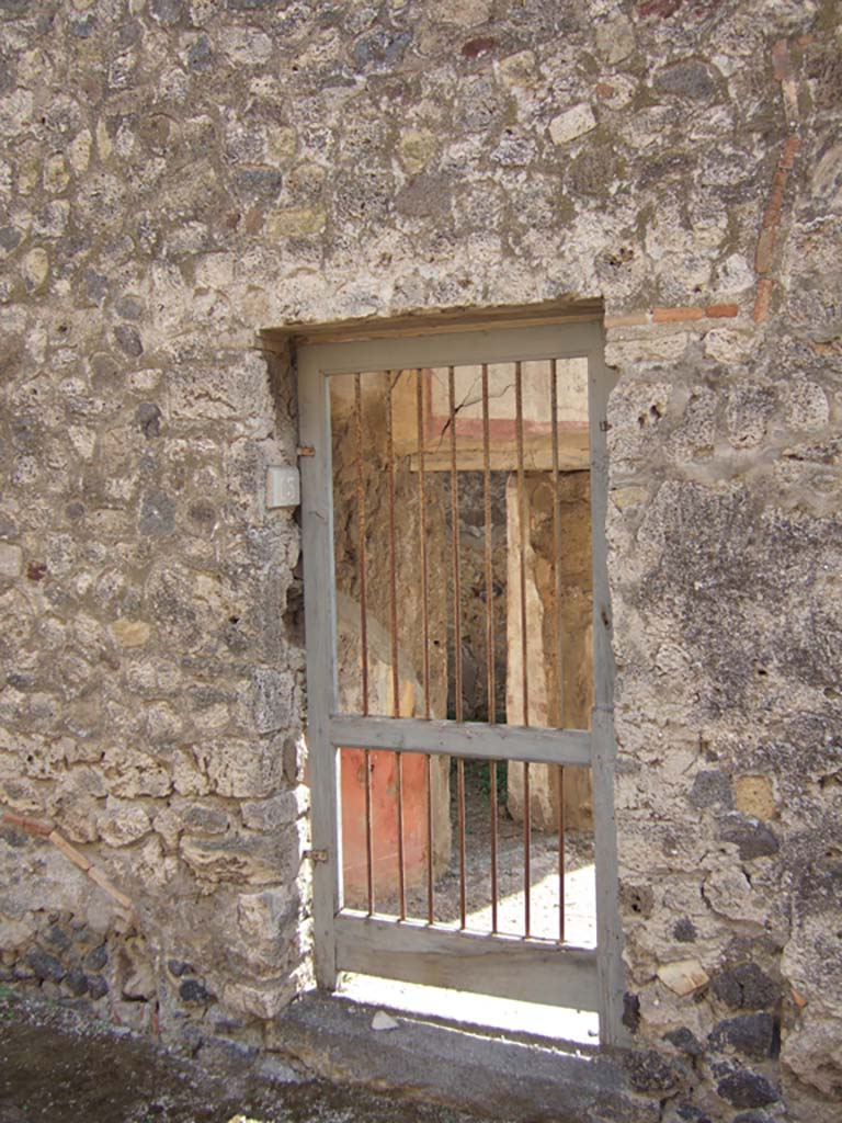 VII.7.13 Pompeii. September 2005. Rear entrance doorway, looking south.
According to Garcia y Garcia, this house was hit extremely hard by the bombing on the night of 24th August 1943.
A second bomb hit the area near the rear exit at VII.7.13 during the night of 13th September 1943.
See Garcia y Garcia, L., 2006. Danni di guerra a Pompei. Rome: L’Erma di Bretschneider. (p.115-116).

