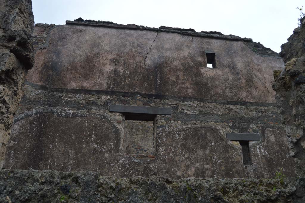 VII.7.18 Pompeii. March 2018. Upper exterior west side wall, from VII.15.12.
Foto Taylor Lauritsen, ERC Grant 681269 DÉCOR.
