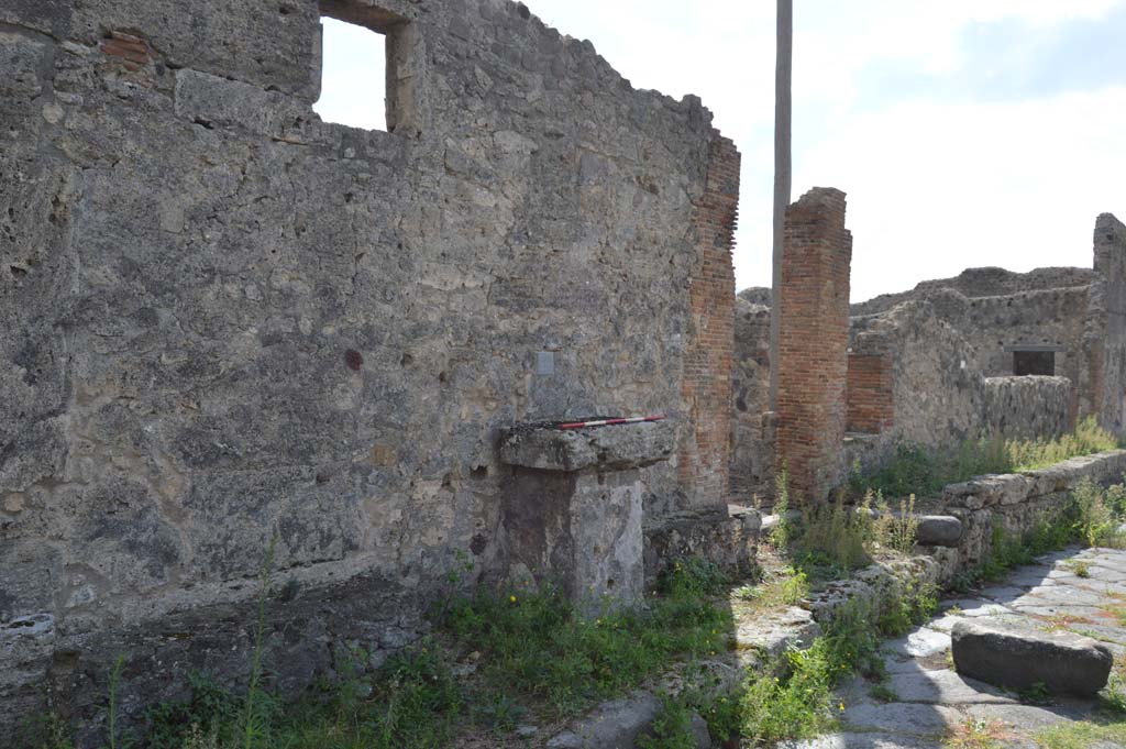 VII.7.22 Pompeii. October 2018. Looking south-west towards altar on south side of Vicolo dei Soprastanti.
Foto Taylor Lauritsen, ERC Grant 681269 DCOR.
