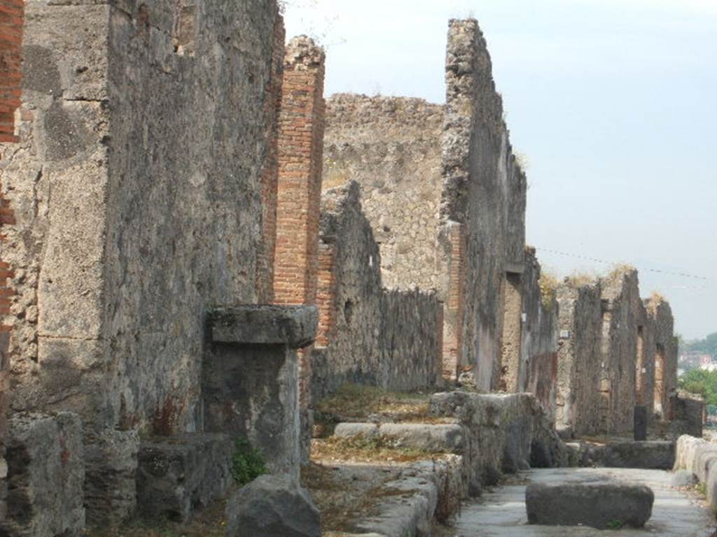 VII.7.22 Pompeii. September 2005. Vicolo dei Soprastanti, looking west.