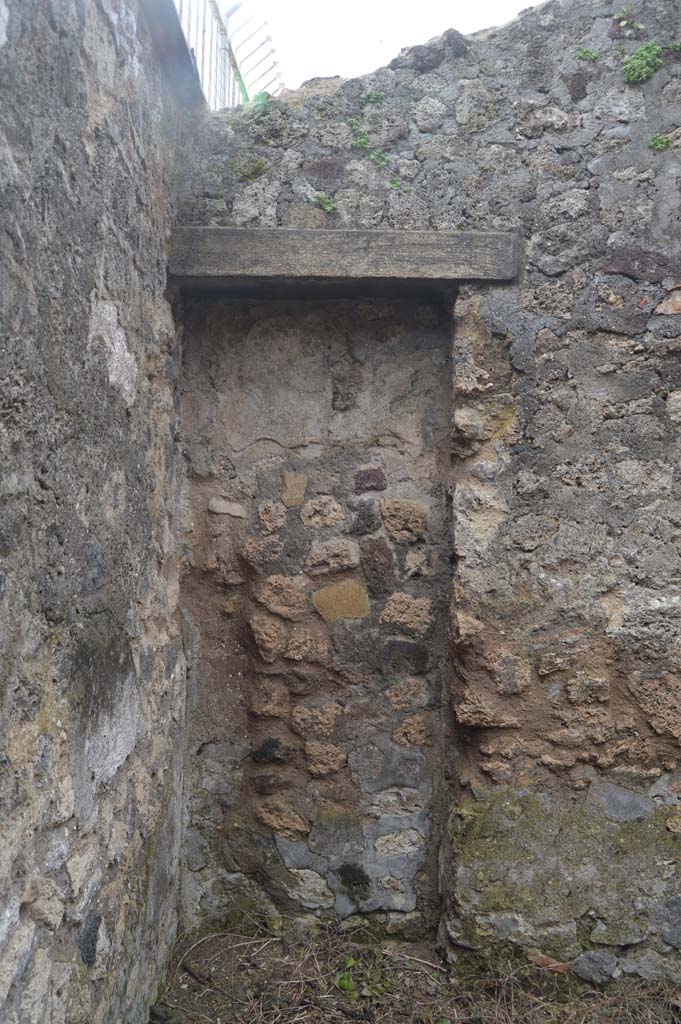 VII.7.23 Pompeii. March 2018. 
Looking west in room on south side, towards recess/blocked doorway.
Foto Taylor Lauritsen, ERC Grant 681269 DÉCOR.

