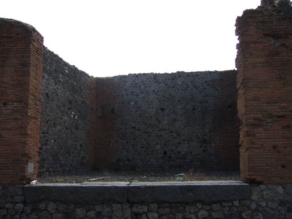 VII.7.25 September 2005. Entrance.