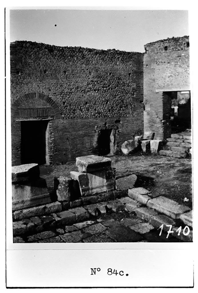 VII.7.27 Pompeii. W.1602. North-west corner of Forum with two doorways.
On the left is the doorway to the public latrine at VII.7.28.
On the right is the doorway to the aerarium or basement cellar at VII.7.27.
Photo by Tatiana Warscher. Photo © Deutsches Archäologisches Institut, Abteilung Rom, Arkiv.