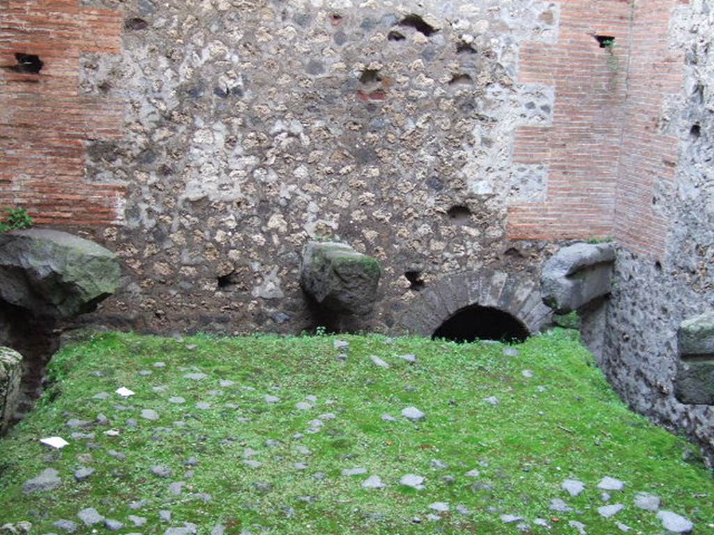 VII.7.28 Pompeii. December 2005. Looking towards west wall across latrine.