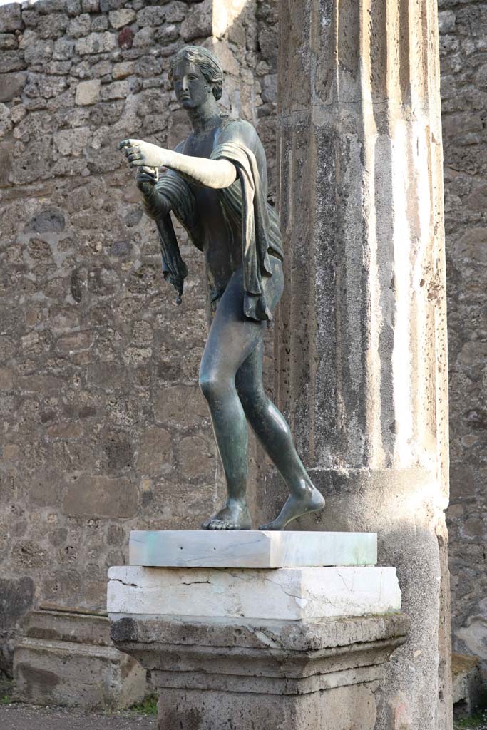 VII.7.32, Pompeii. December 2018. 
Statue of Apollo on east side of Temple of Apollo. Photo courtesy of Aude Durand.
