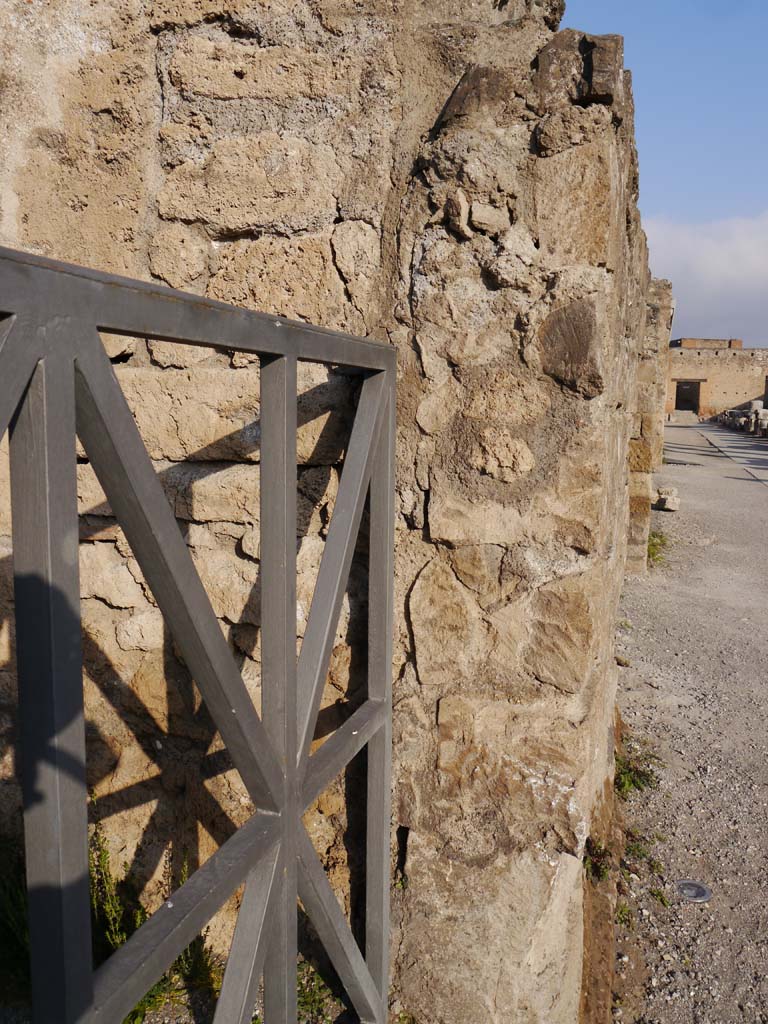 VII.7.32 Pompeii. March 2019. South side of stone pilaster, looking north.
Foto Anne Kleineberg, ERC Grant 681269 DÉCOR.

