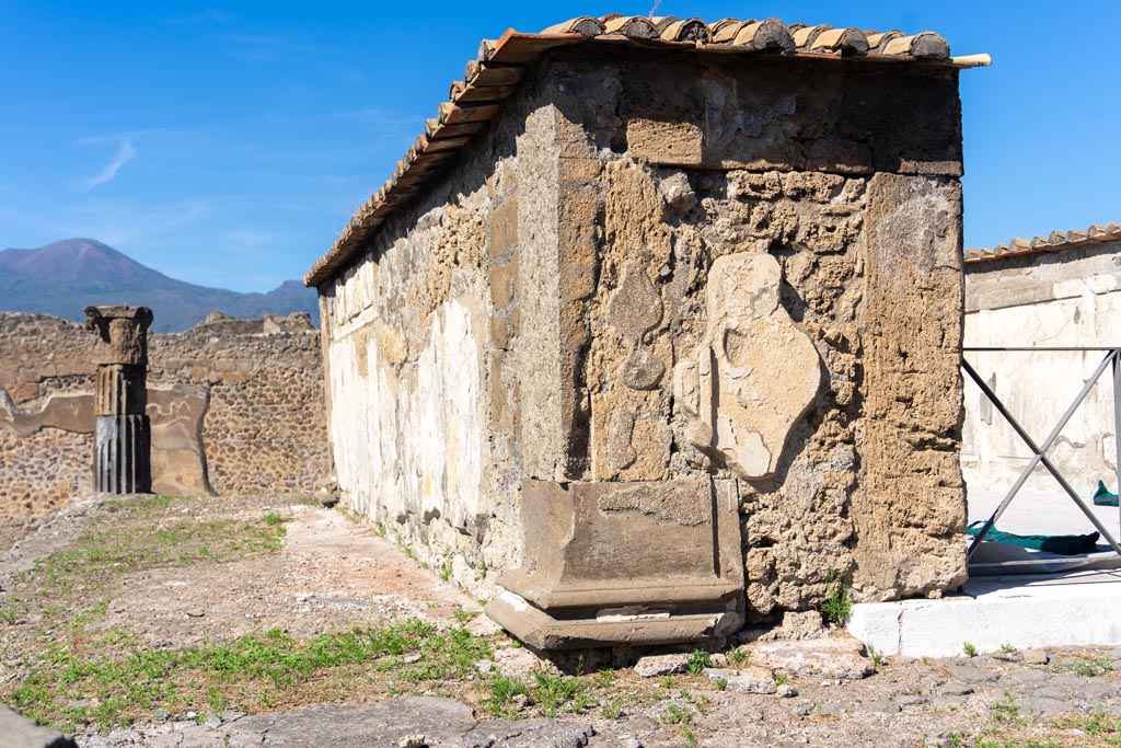 VII.7.32 Pompeii. August 2021. Detail from exterior south-west corner of cella.
Foto Annette Haug, ERC Grant 681269 DÉCOR.
