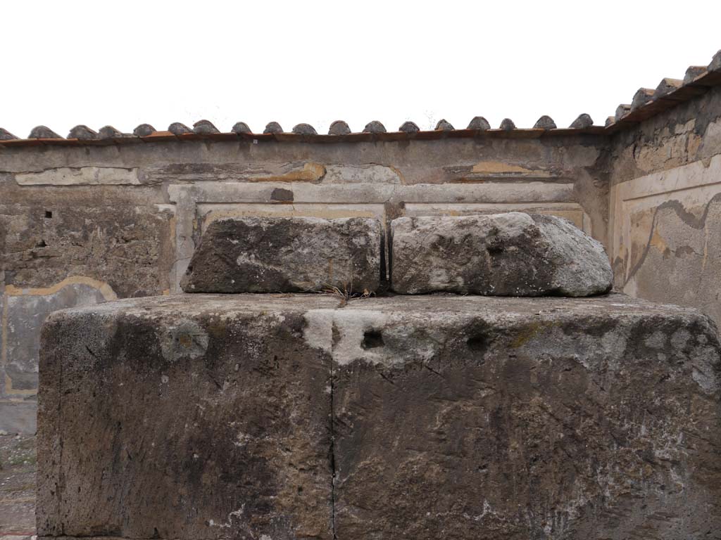 VII.7.32, Pompeii. September 2018. Looking north on east side of base of altar. 
Foto Anne Kleineberg, ERC Grant 681269 DÉCOR.
