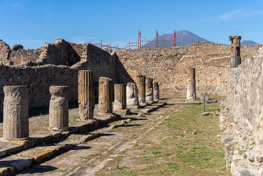 VII.7.32 Pompeii. October 2023. Looking north along west portico towards north-west corner. Photo courtesy of Johannes Eber.