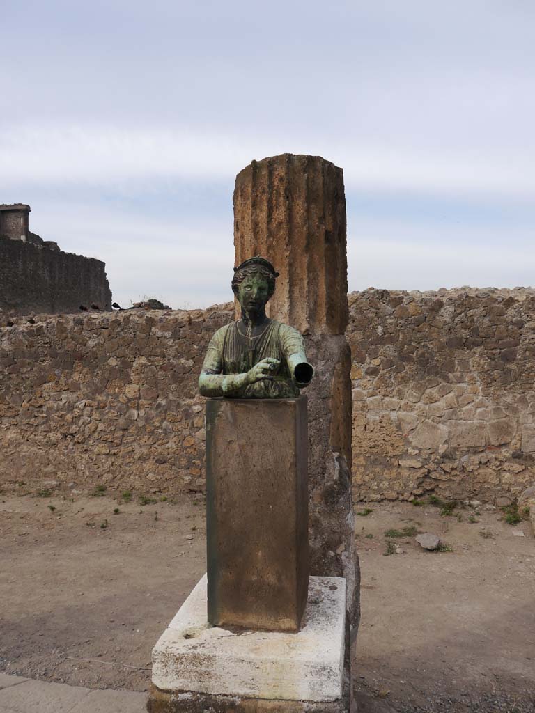 VII.7.32, Pompeii. September 2018. 
Looking towards the statue of Artemis in front of the third column on the west side.
Foto Anne Kleineberg, ERC Grant 681269 DÉCOR.
