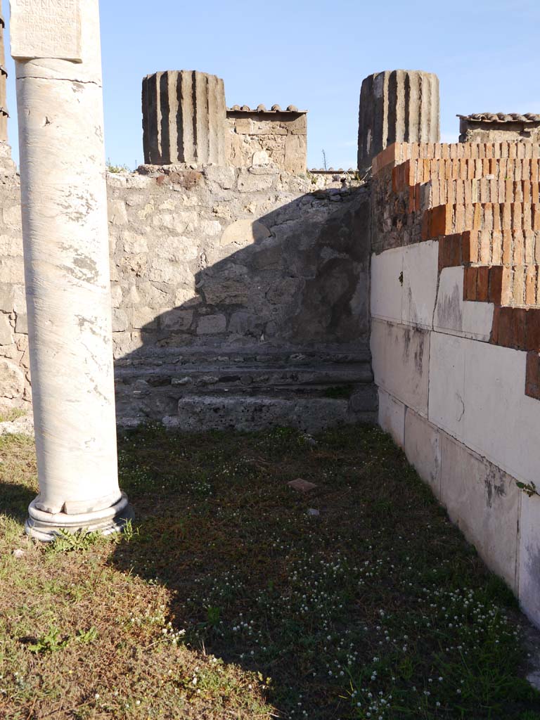 VII.7.32, Pompeii. September 2018. 
Looking towards south wall of cella base in south-west corner on west side of steps.
Foto Anne Kleineberg, ERC Grant 681269 DÉCOR.
