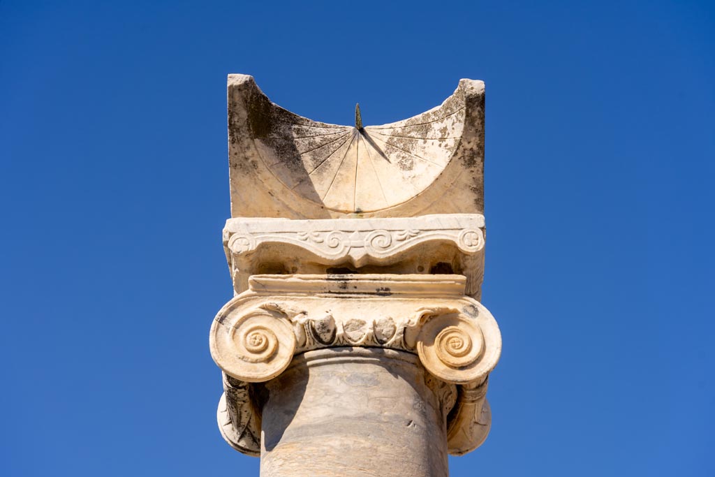 VII.7.32 Pompeii. October 2023. Looking towards south side of sundial. Photo courtesy of Johannes Eber.