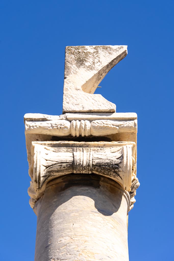 VII.7.32 Pompeii. October 2023. 
Detail of sundial, looking towards west side. Photo courtesy of Johannes Eber.

