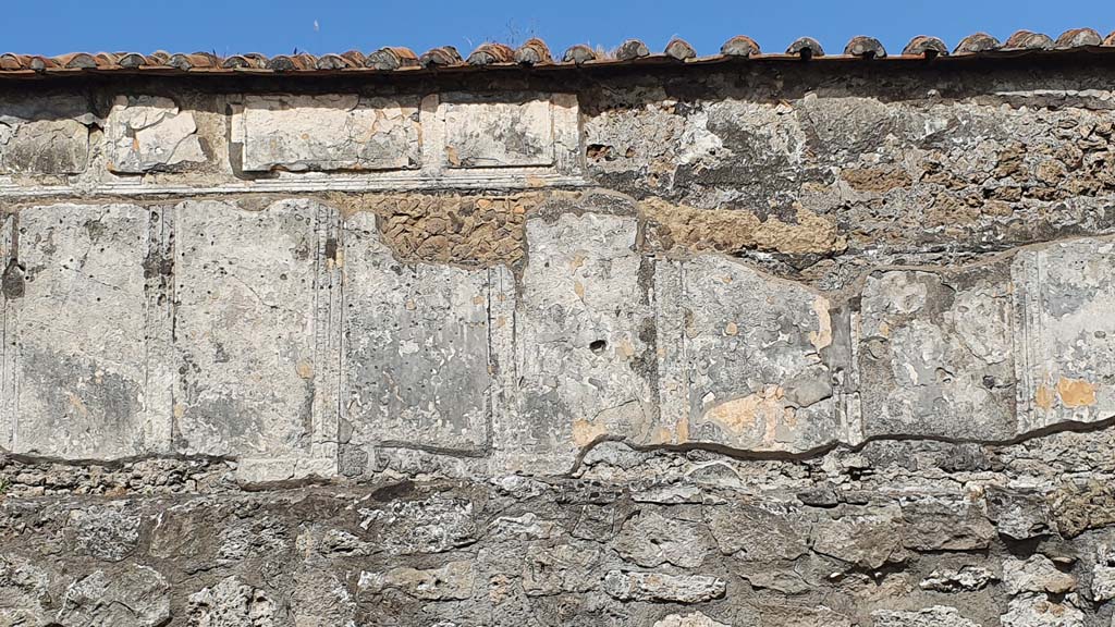 VII.7.32 Pompeii. August 2021. Detail of west wall at north end of cella.
Foto Annette Haug, ERC Grant 681269 DÉCOR.

