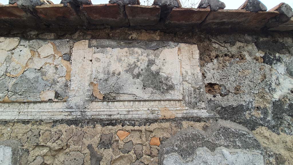 VII.7.32 Pompeii. August 2021. Detail of remaining decorative stucco from upper centre of exterior west wall.
Foto Annette Haug, ERC Grant 681269 DÉCOR.
