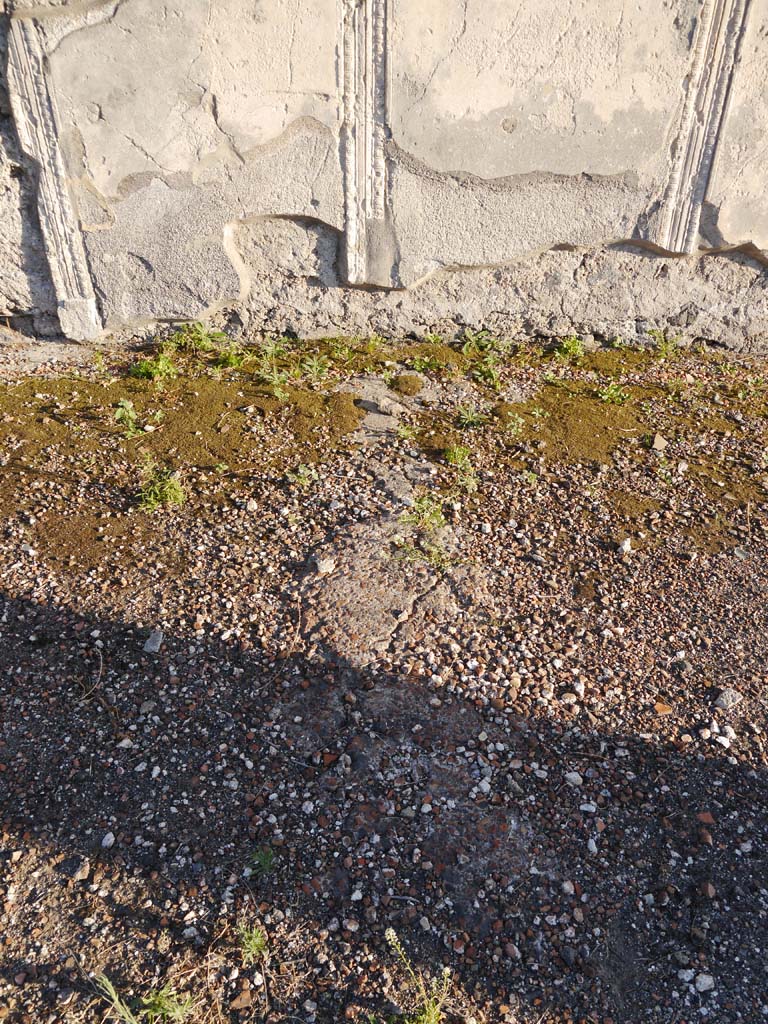 VII.7.32, Pompeii. September 2018. Base of cella exterior north wall and pavement.
Foto Anne Kleineberg, ERC Grant 681269 DÉCOR.
